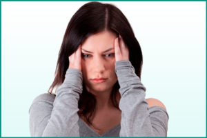 Приступы головной боли у женщины