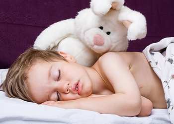 как приучить ребенка к кроватке
