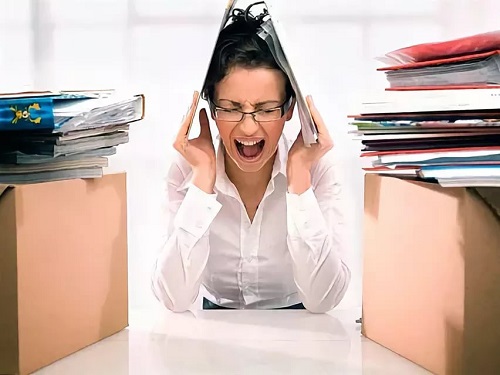 Женщина на работе испытывает стресс